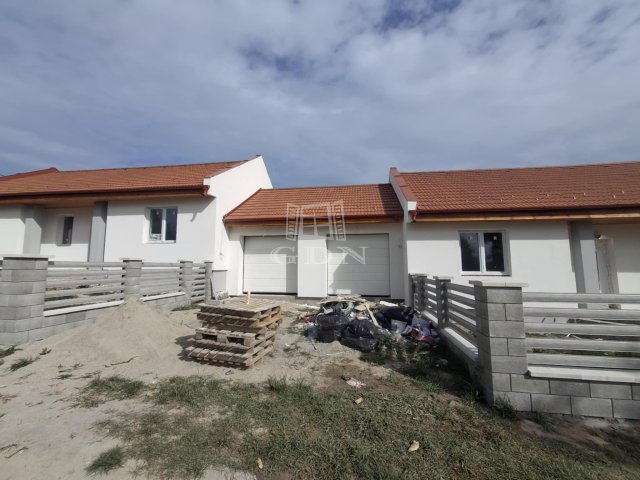 Eladó ikerház, Szadán 99.99 M Ft, 4 szobás