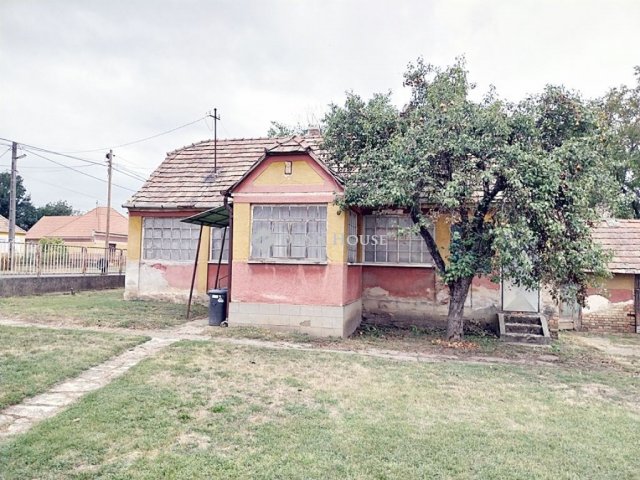 Eladó családi ház, Szákszenden 18 M Ft, 3 szobás