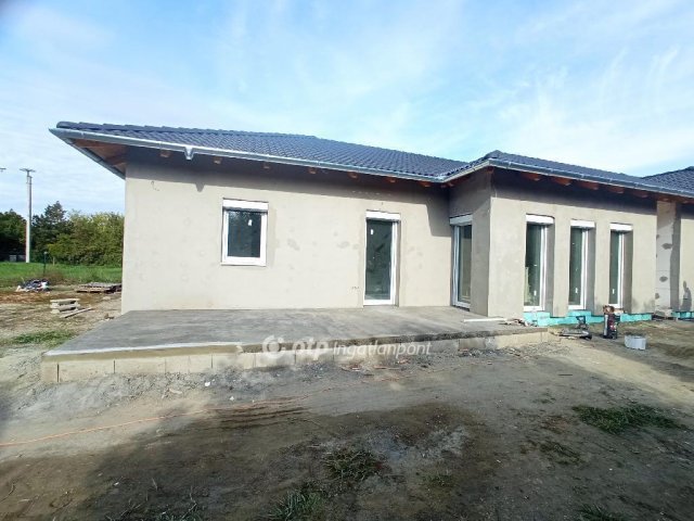 Eladó ikerház, Pusztaszabolcson 74.99 M Ft, 4 szobás