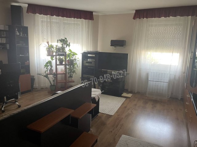 Eladó panellakás, Békéscsabán 37.9 M Ft, 2+1 szobás