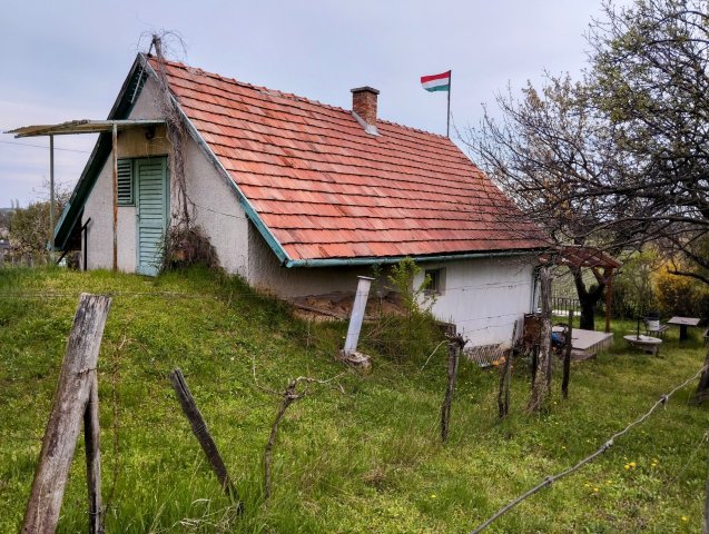 Eladó nyaraló, Pécselyen 41.9 M Ft, 3 szobás