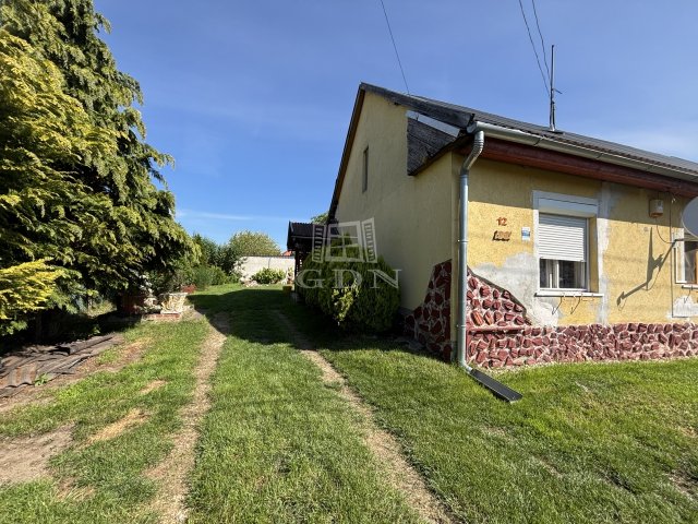 Eladó családi ház, Bőnyön 33 M Ft, 2 szobás