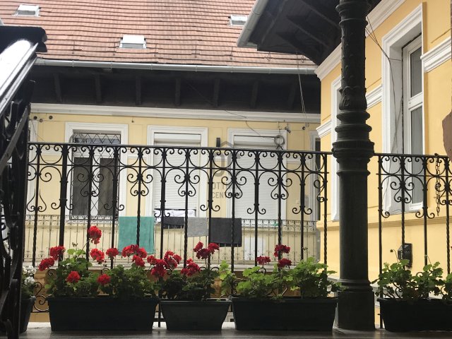 Eladó téglalakás, Budapesten, VI. kerületben 49.9 M Ft, 1 szobás