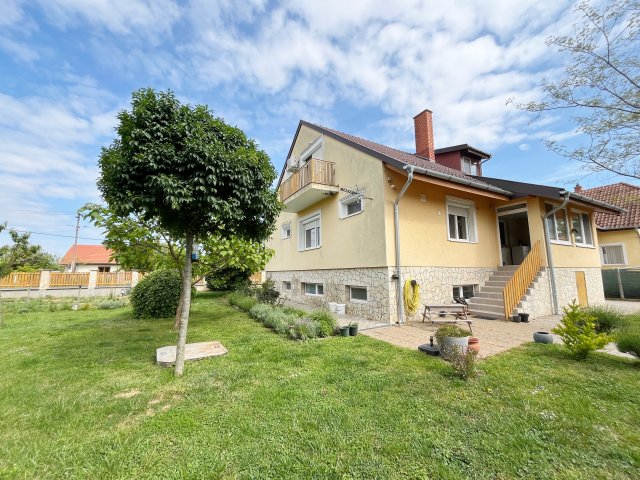Eladó családi ház, Rumon 78.8 M Ft, 5 szobás