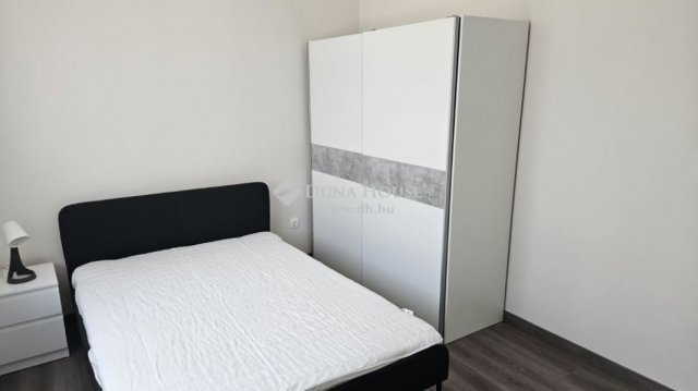 Kiadó téglalakás, albérlet, Pécsett 350 E Ft / hó, 3 szobás