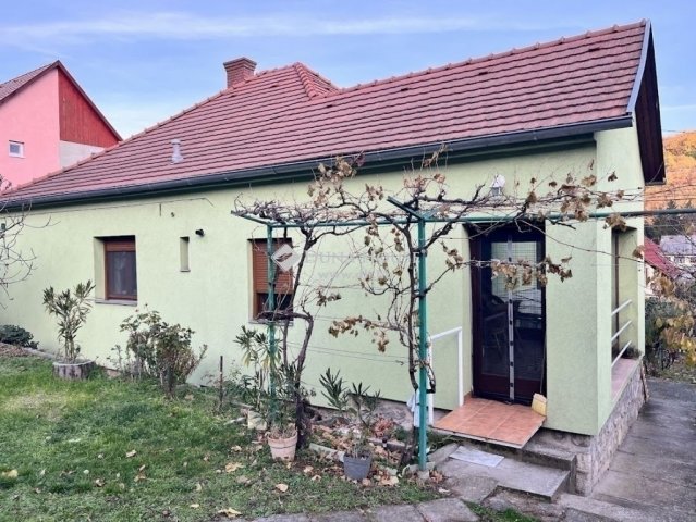Eladó családi ház, Pécsett 81.5 M Ft, 2 szobás