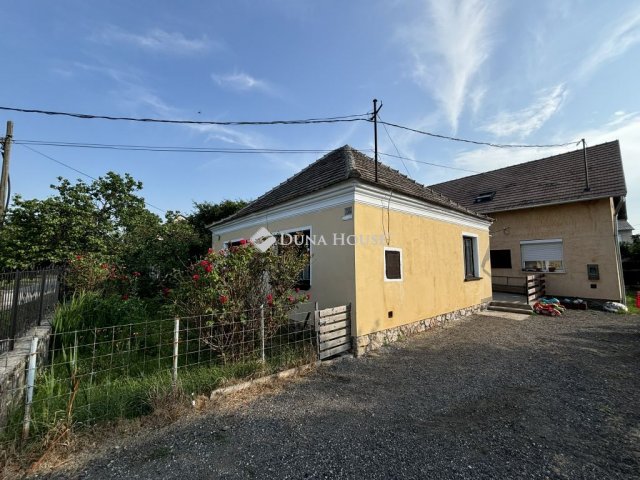 Eladó családi ház, Tatán 85 M Ft, 7 szobás
