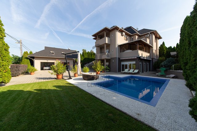 Eladó családi ház, Csömörön 490 M Ft, 9 szobás