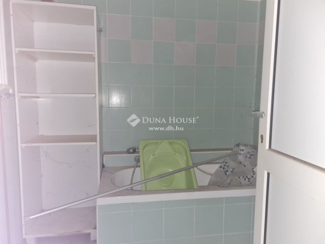 Eladó családi ház, Pécsett 20 M Ft, 2 szobás
