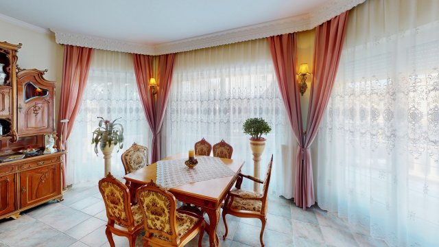 Eladó családi ház, Debrecenben 180 M Ft, 3 szobás