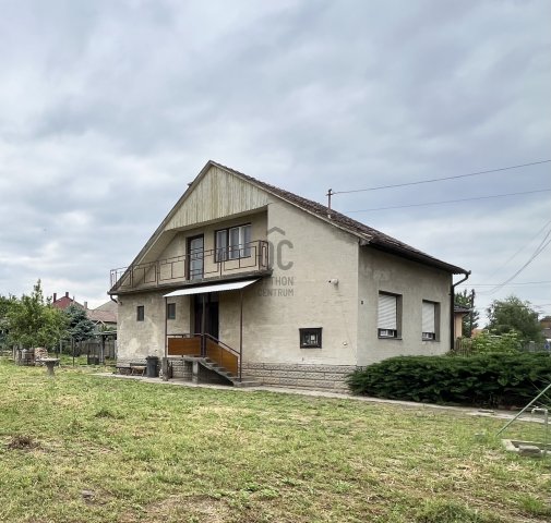 Eladó családi ház, Tolnán 28 M Ft, 2 szobás