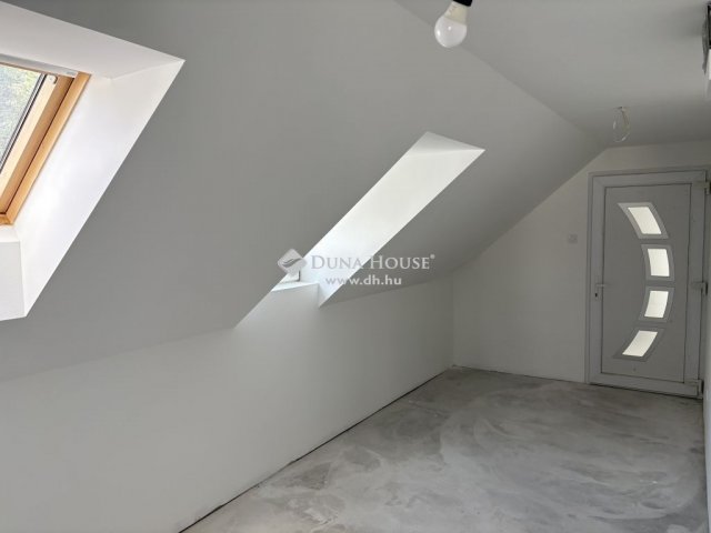 Eladó téglalakás, Esztergomban 39.9 M Ft, 2 szobás