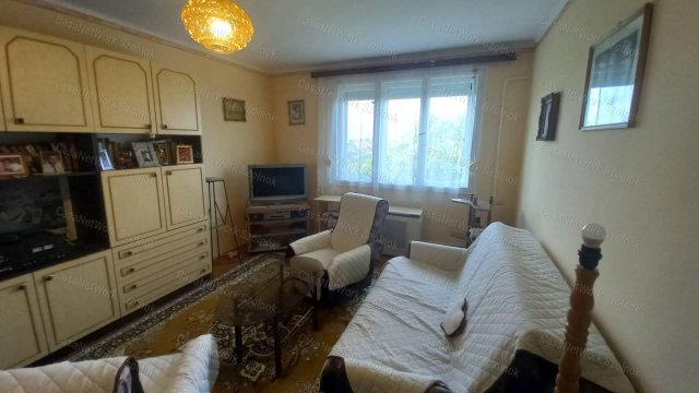 Eladó téglalakás, Szolnokon 17 M Ft, 2+1 szobás