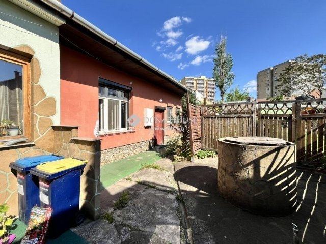Eladó családi ház, Budapesten, XV. kerületben 32.9 M Ft