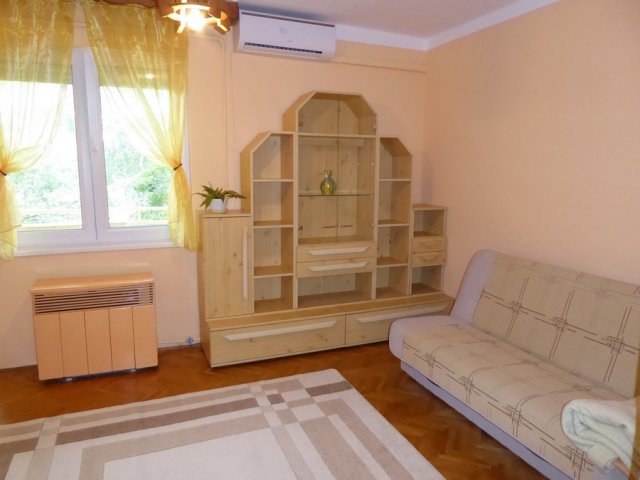 Kiadó téglalakás, albérlet, Pécsett, Miklós utcában, 3 szobás