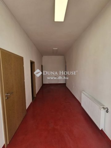 Kiadó ipari ingatlan, Pécsett 600 E Ft / hó