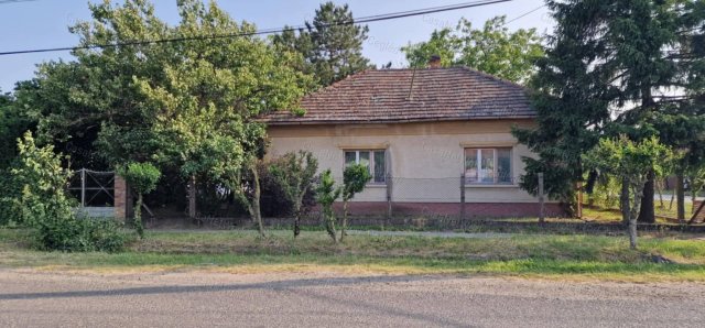 Eladó családi ház, Törtelen 22.5 M Ft, 3 szobás