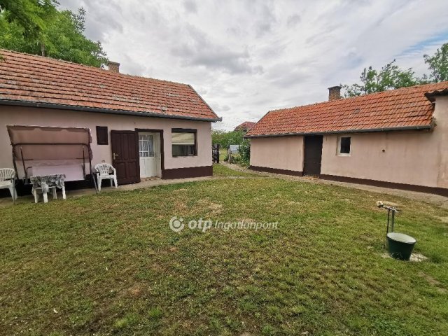 Eladó családi ház, Törtelen 11 M Ft, 2 szobás