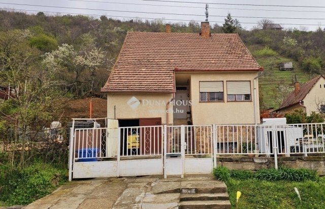 Eladó családi ház, Pécsett 59.5 M Ft, 3 szobás