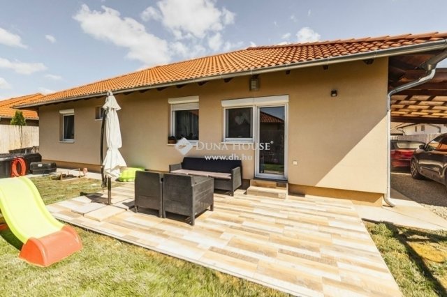 Eladó családi ház, Szigetszentmiklóson 109 M Ft, 4 szobás