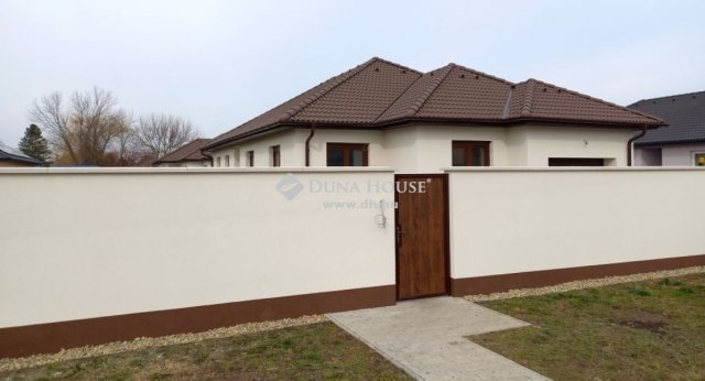 Eladó családi ház, Békéscsabán 107.1 M Ft, 4 szobás