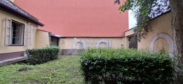 Eladó családi ház, Pécsett 75 M Ft, 3 szobás