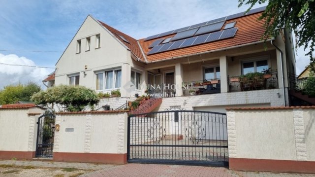 Eladó családi ház, Szigetszentmiklóson 240 M Ft, 5 szobás