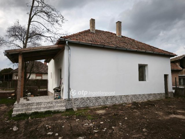 Eladó családi ház, Bakson 16.5 M Ft, 2 szobás