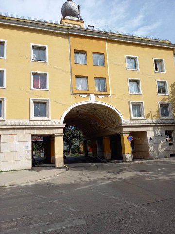 Eladó családi ház, Oroszlányban 360 M Ft, 27 szobás