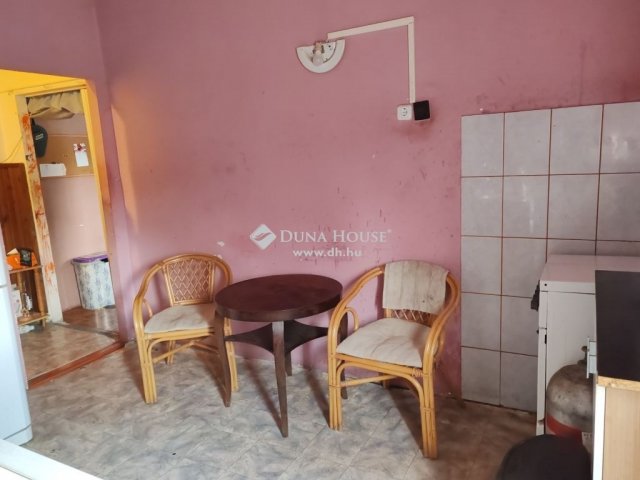 Eladó téglalakás, Oroszlányban 33 M Ft, 3 szobás