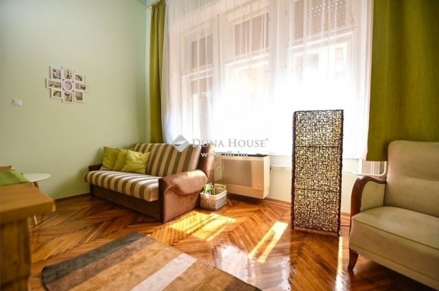 Eladó téglalakás, Budapesten, VI. kerületben 65.9 M Ft, 1 szobás