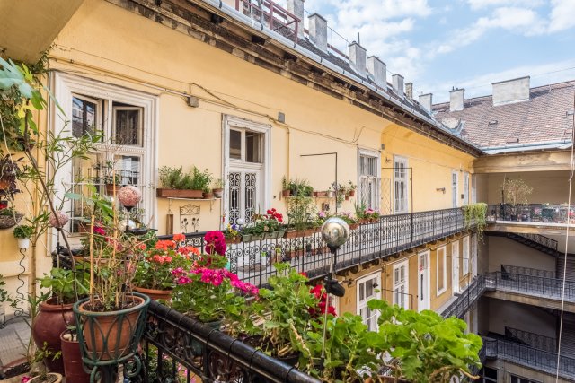 Eladó téglalakás, Budapesten, VI. kerületben, Nagymező utcában