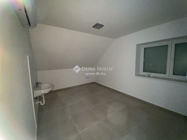 Eladó családi ház, Pécsett 150 M Ft, 4 szobás