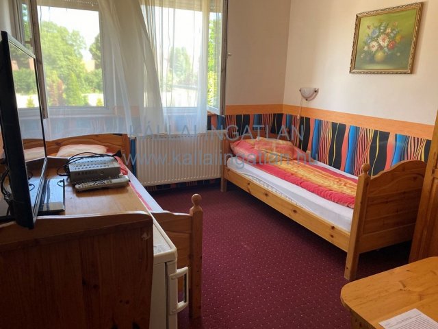 Eladó hotel, Nyíregyházán 270 M Ft, 15 szobás