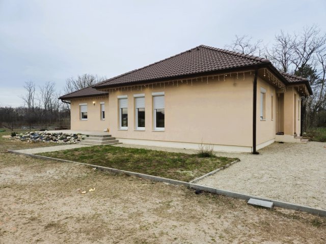 Eladó családi ház, Helvécián 95 M Ft, 6 szobás