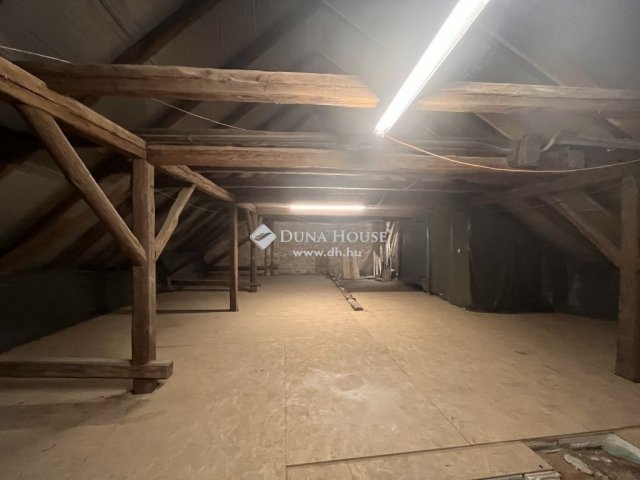 Eladó téglalakás, Pécsett 74 M Ft, 4 szobás