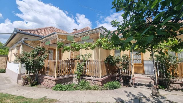 Eladó családi ház, Cegléden 42 M Ft, 4 szobás