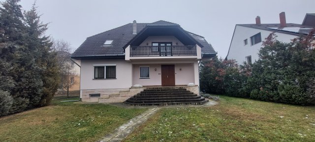 Eladó családi ház, Keszthelyen 129.9 M Ft, 9 szobás