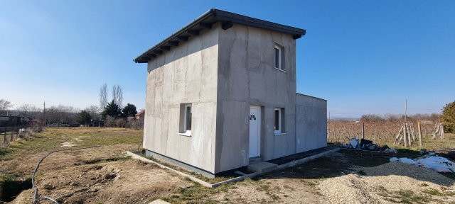 Eladó családi ház, Baracskán 25990 M Ft, 3 szobás