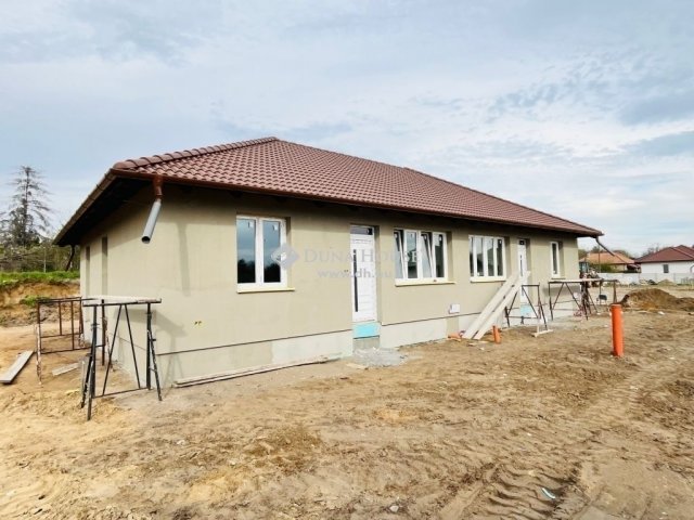 Eladó ikerház, Monoron 62.5 M Ft, 4 szobás / költözzbe.hu