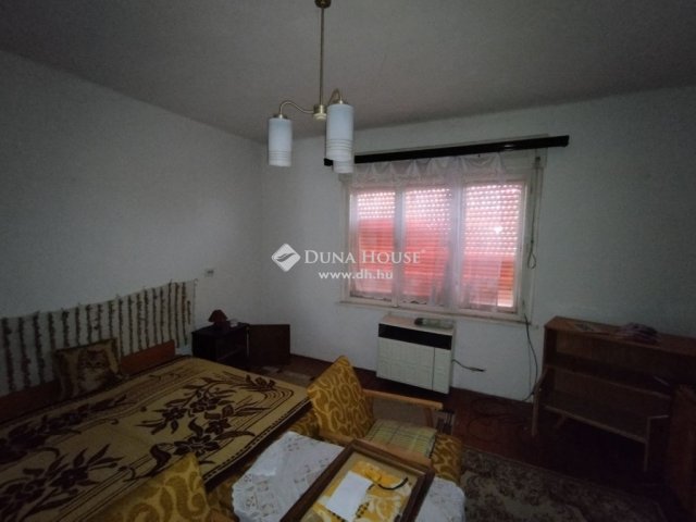 Eladó családi ház, Neszmélyen 29.99 M Ft, 2 szobás