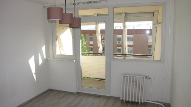 Eladó panellakás, Komlón 19.75 M Ft, 3 szobás