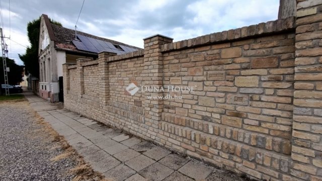 Eladó családi ház, Bátaszéken 65 M Ft, 4 szobás