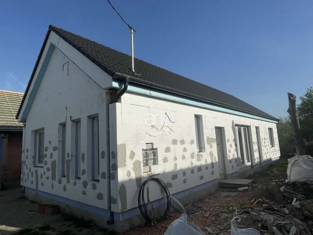 Eladó családi ház, Szegeden 89.9 M Ft, 4 szobás