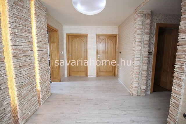 Eladó családi ház, Sárváron 200 M Ft, 8 szobás