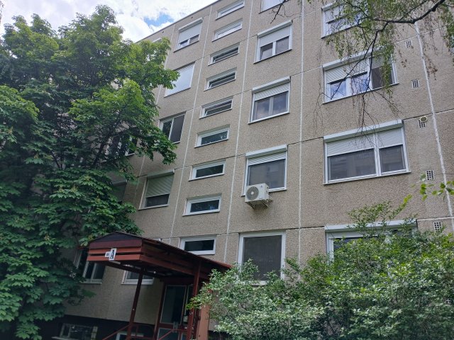 Eladó panellakás, Szegeden 49.99 M Ft, 3 szobás