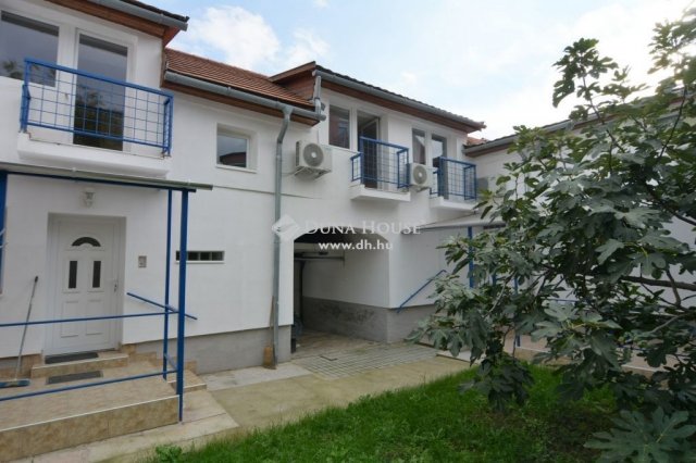 Eladó családi ház, Kecskeméten 80 M Ft, 8 szobás