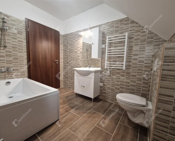 Eladó családi ház, Komáromban 89.87 M Ft, 4 szobás