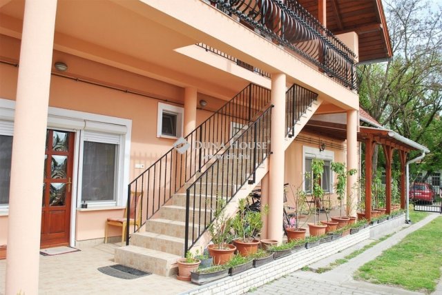 Eladó családi ház, Kerekegyházán 300 M Ft, 12 szobás
