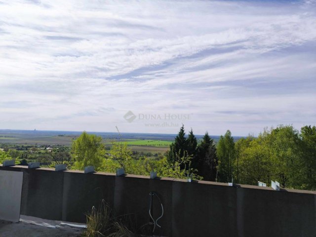 Eladó családi ház, Siklóson 349 M Ft, 6 szobás